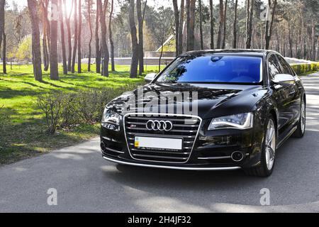 Kiev, Ukraine - 10 avril 2014.Audi S8 de qualité supérieure noire dans le parc Banque D'Images