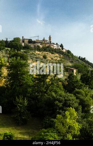 Vue sur Trevi, une ancienne ville au sommet d'une colline, depuis le nord.Ombrie, Italie Banque D'Images