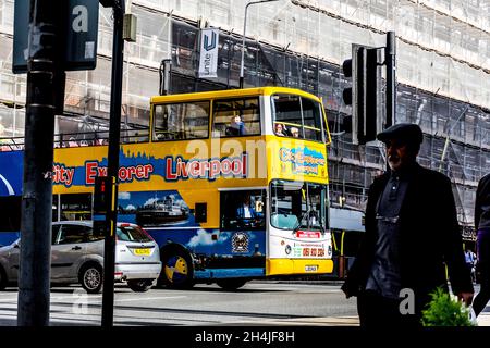 City Explorer Liverpool.Touristes en bus touristique dans le centre-ville. Banque D'Images