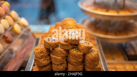sucreries orientales, baklava.Sucreries, fruits secs, baklava et pâtisseries orientales dans le bazar au centre historique d'Istanbul, Turquie.Arabe oriental Banque D'Images