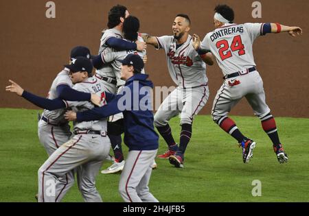 Houston, États-Unis.02 novembre 2021.Les Atlanta Braves commencent à célébrer après avoir gagné les Astros de Houston dans le jeu six de la série mondiale MLB à minute Maid Park le mardi 2 novembre 2021 à Houston, Texas.Atlanta remporte le jeu de la série mondiale quatre à deux avec une victoire de 7-0 sur Houston.Photo de Maria Lysaker/UPI crédit: UPI/Alay Live News Banque D'Images