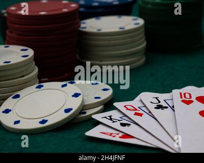 Cartes de poker Royal flush avec pile de jetons de poker sur fond de table en feutre vert Banque D'Images