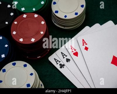 table de jeu de poker, quatre as avec jetons de jeu sur la table verte Banque D'Images