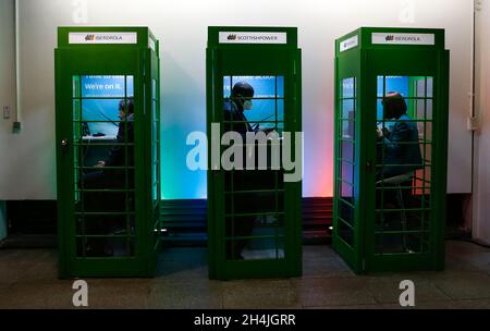 Glasgow, Royaume-Uni.2 novembre 2021.Les gens utilisent des téléphones solaires comme cabines privées à la COP26 à Glasgow, en Écosse, au Royaume-Uni, le 2 novembre 2021.La 26e Conférence des Parties des Nations Unies sur les changements climatiques (COP26) s'est ouverte ici le 31 octobre et devrait se terminer le 12 novembre.Credit: Han Yan/Xinhua/Alay Live News Banque D'Images