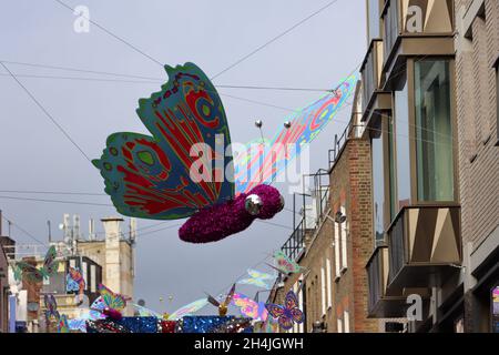 Décorations de la rue Carnaby.La rue emblématique célèbre les nombreuses couleurs de Londres. Banque D'Images