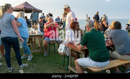 Les gens mounent l'aroiund, manger et boire au Tankerton Food Festival Banque D'Images