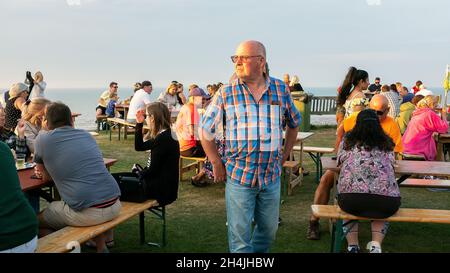 Les gens mounent l'aroiund, manger et boire au Tankerton Food Festival Banque D'Images