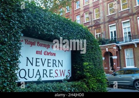 Londres - novembre 2021 : place Nevern dans le quartier Earls court de Kensington. Une jolie place géorgienne de maisons de ville et d'hôtels Banque D'Images