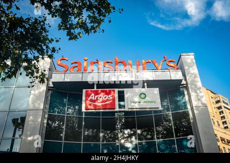 Londres - novembre 2021 : supermarché Sainsburys avec pharmacie Argos et Lloyds à l'intérieur. Banque D'Images