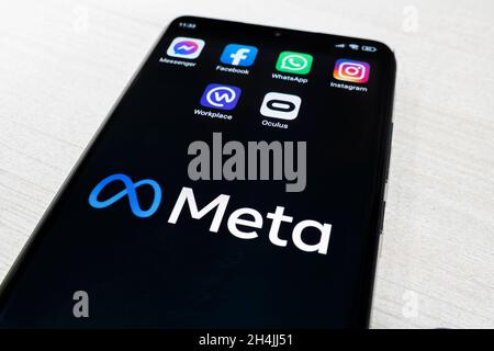 Diverses icônes des entreprises appartenant au métaverse Facebook sur l'écran noir du smartphone.Concept pour Metaverse.3 novembre 2021.Bar Banque D'Images