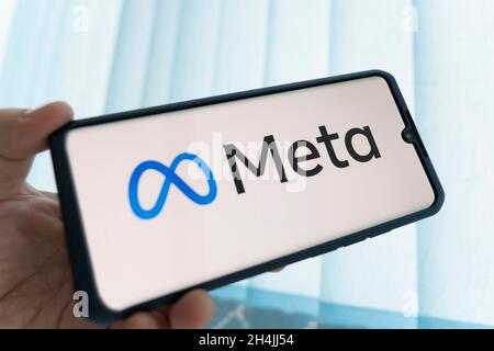 3 novembre 2021.Barnaul, Russie : le logo META est affiché sur l'écran d'un smartphone.Meta est le nouveau nom d'entreprise de Facebook.Plate-forme de médias sociaux. Banque D'Images