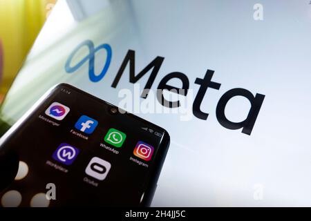 Diverses icônes des entreprises appartenant au métaverse Facebook sur l'écran noir du smartphone.Concept pour Metaverse.3 novembre 2021.Bar Banque D'Images