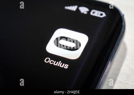 3 novembre 2021.Barnaul, Russie: Logo Oculus sur écran noir de smartphone Banque D'Images