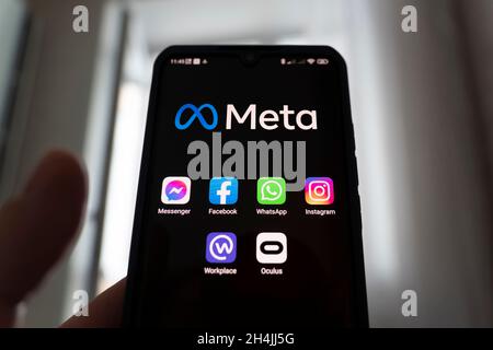 Diverses icônes des entreprises appartenant au métaverse Facebook sur l'écran noir du smartphone.Concept pour Metaverse.3 novembre 2021.Bar Banque D'Images
