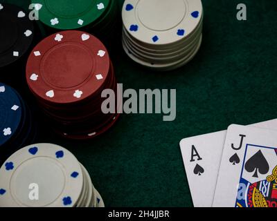 table de jeu de poker, as et blackjack score avec pile de jetons de jeu sur la table verte Banque D'Images