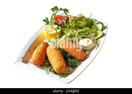 Prise aérienne de croquettes de crevettes sur l'assiette.Isolé sur blanc avec un masque Banque D'Images