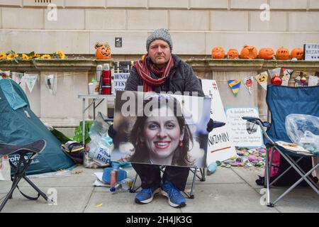 Londres, Royaume-Uni.3 novembre 2021.Richard Ratcliffe, le mari du travailleur humanitaire américano-britannique Nazanin Zaghari-Ratcliffe, poursuit sa grève de la faim devant le Foreign Office de Whitehall, appelant le gouvernement britannique à faire davantage pour aider à sa libération.Nazanin Zaghari-Ratcliffe est détenu en Iran depuis 2016 pour avoir prétendument propagé la propagande contre le gouvernement iranien.Credit: Vuk Valcic / Alamy Live News Banque D'Images