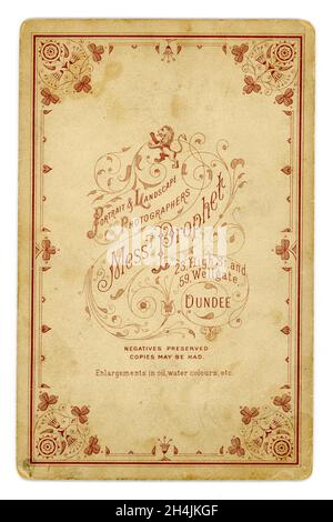 Carte d'armoire victorienne originale aux tons sépia, avec bordure victorienne typique.Du studio de D. & W. Prophet, Dundee, Écosse, Royaume-Uni vers 1898 Banque D'Images