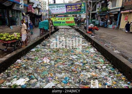 Bangladesh – 19 octobre 2021 : l'embouchure du canal est bloquée par des piles de déchets plastiques et de déchets alimentaires déversés dans la ville de Jatrabari, à Dhaka. Banque D'Images