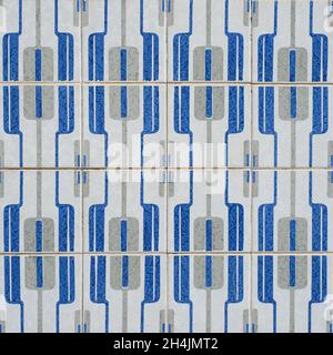 Fragment de mur de bâtiment avec carreaux de céramique colorés.Azulejos gros plan.Architecture portugaise traditionnelle.Arrière-plan décoratif abstrait. Banque D'Images