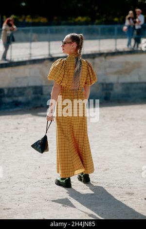 Street style, Maria WO arrivant au Dior Spring Summer 2022 show, qui s'est tenu au Tuileries Garden, Paris, France, le 28 septembre 2021.Photo de Marie-Paola Bertrand-Hillion/ABACAPRESS.COM Banque D'Images