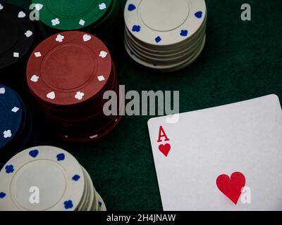 table de jeu de poker, un seul score de carte ace avec pile de jetons de jeu Banque D'Images