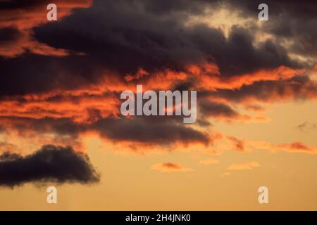 Paysage de tempête spectaculaire éclairé par le soleil couchant au coucher du soleil dans la nature estonienne Banque D'Images