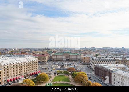 Panorama de Saint-Pétersbourg depuis la hauteur du fond.Vue sur les toits de Saint-Pétersbourg en automne.Centres d'intérêt et centre-ville.Photo de haute qualité Banque D'Images