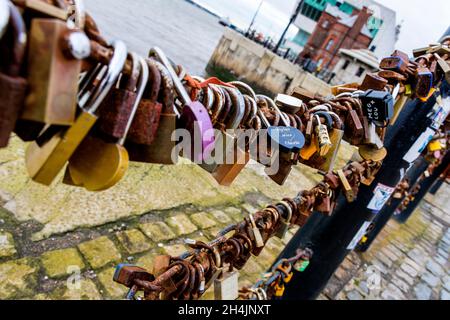 Lovelocks sur les chemins de fer de River Mersey, Liverpool docks, Royaume-Uni. Banque D'Images