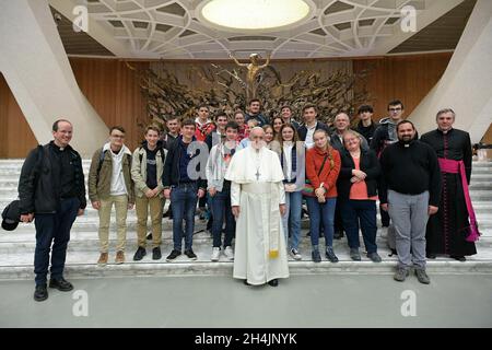 Vatican, Vatican.03ème novembre 2021.Italie, Rome, Vatican, 2021/11/3.Le pape François assiste à son audience générale hebdomadaire dans la salle Paul VI du Vatican.Photographie par les médias du Vatican/presse catholique photo.LIMITÉ À UNE UTILISATION ÉDITORIALE - PAS DE MARKETING - PAS DE CAMPAGNES PUBLICITAIRES.Crédit : Agence photo indépendante/Alamy Live News Banque D'Images