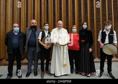 Vatican, Vatican.03ème novembre 2021.Italie, Rome, Vatican, 2021/11/3.Le pape François assiste à son audience générale hebdomadaire dans la salle Paul VI du Vatican.Photographie par les médias du Vatican/presse catholique photo.LIMITÉ À UNE UTILISATION ÉDITORIALE - PAS DE MARKETING - PAS DE CAMPAGNES PUBLICITAIRES.Crédit : Agence photo indépendante/Alamy Live News Banque D'Images