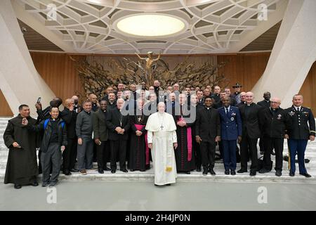 Vatican, Vatican.03ème novembre 2021.Italie, Rome, Vatican, 2021/11/3.Le pape François assiste à son audience générale hebdomadaire dans la salle Paul VI du Vatican.Photographie par les médias du Vatican/presse catholique photo.LIMITÉ À UNE UTILISATION ÉDITORIALE - PAS DE MARKETING - PAS DE CAMPAGNES PUBLICITAIRES.Crédit : Agence photo indépendante/Alamy Live News Banque D'Images