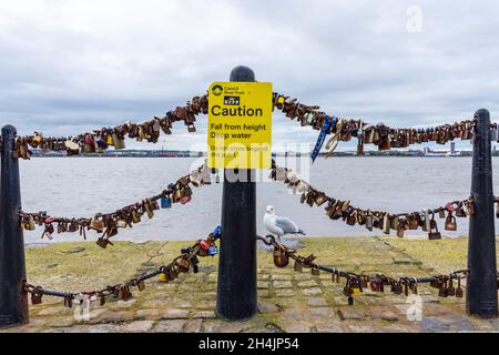 Lovelocks sur les chemins de fer de River Mersey, Liverpool docks, Royaume-Uni. Banque D'Images