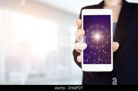 Carte GPS, emplacement de l'adresse PIN sur les applications mobiles.Smartphone blanc à main avec logo hologramme numérique sur fond clair et flou.Concept de navigation.M Banque D'Images