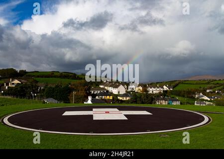 Héliport ou hélicoptère avec Rainbow à l'hôpital Bantry, Bantry, West Cork, Irlande Banque D'Images