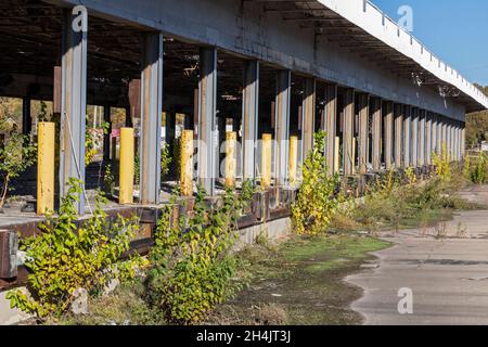 Detroit, Michigan - quais de chargement dans un terminal de camionnage abandonné, précédemment exploité par Universal Truckload Services. Banque D'Images