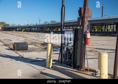 Detroit, Michigan - Une pompe diesel et des quais de chargement à un terminal de camionnage abandonné, précédemment exploité par Universal Truckload Services. Banque D'Images