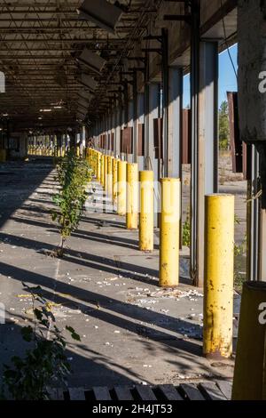 Detroit, Michigan - quais de chargement dans un terminal de camionnage abandonné, précédemment exploité par Universal Truckload Services. Banque D'Images