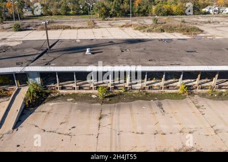 Detroit, Michigan - quais de chargement dans un terminal de camionnage abandonné, précédemment exploité par Universal Truckload Services. Banque D'Images