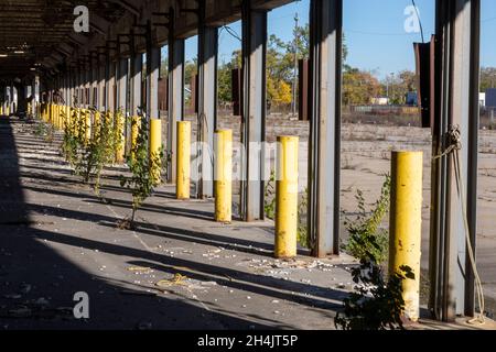 Detroit, Michigan - quais de chargement dans un terminal de camionnage abandonné, précédemment exploité par Universal Truckload Services. Banque D'Images