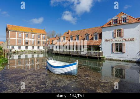 France, pas de Calais, parc naturel régional des Caps et Marais d'Opale, Côte d'Opale, Wissant, façade de l'Hôtel de la Plage et du musée du Moulin avec un bateau traditionnel nommé Flobard au centre Banque D'Images