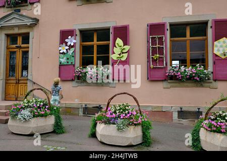 France, territoire de Belfort, Rougegoutte, mairie, décorations en été Banque D'Images