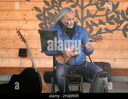 William Gregory Keale, ou Bill Keale, 65 ans, est un chanteur-compositeur américain hawaïen de Bend, Oregon, spécialisé dans la musique hawaïenne.Il est le cousin du chanteur hawaïen Israel Kamakawiwo?ole. Banque D'Images