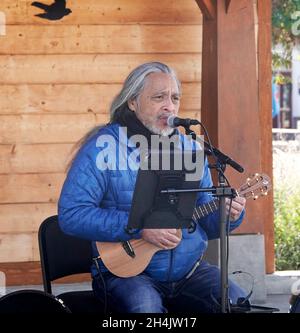 William Gregory Keale, ou Bill Keale, 65 ans, est un chanteur-compositeur américain hawaïen de Bend, Oregon, spécialisé dans la musique hawaïenne.Il est le cousin du chanteur hawaïen Israel Kamakawiwo?ole. Banque D'Images