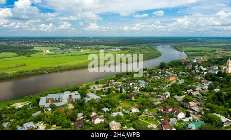 Vue panoramique depuis un drone sur la ville de Kashira, l'une des plus anciennes villes de la région de Moscou, sur les rives de l'Oka, en Russie Banque D'Images