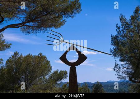 France, Alpes Maritimes, Saint Paul de Vence, la Fondation Maeght, Mir?Labyrinthe, la Fourche par l'artiste espagnol Joan Miro en 1963 Banque D'Images