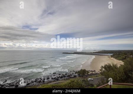 Vue aérienne des surfeurs sur Duranbah Beach, Tweed Heads, Nouvelle-Galles du Sud, Australie Banque D'Images