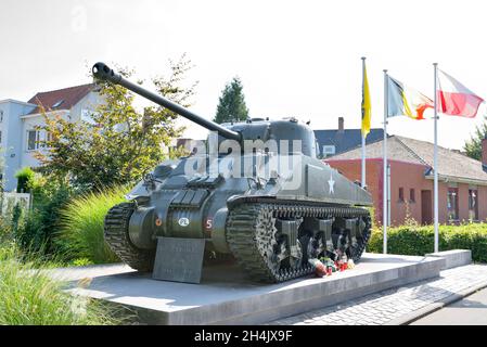 Belgique, Flandre Occidentale, Thielt ou Tielt, mémorial de la libération de la ville de Tielt par le général polonais Maczek et l'armée polonaise en septembre 1944, char Sherman Firefly de l'armée polonaise Banque D'Images