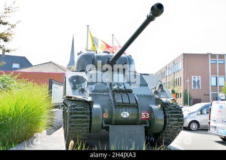 Belgique, Flandre Occidentale, Thielt ou Tielt, mémorial de la libération de la ville de Tielt par le général polonais Maczek et l'armée polonaise en septembre 1944, char Sherman Firefly de l'armée polonaise Banque D'Images