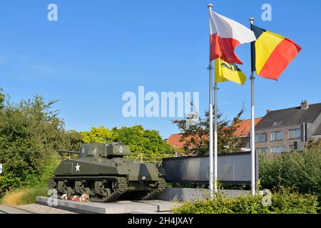 Belgique, Flandre Occidentale, Thielt ou Tielt, mémorial de la libération de la ville de Tielt par le général polonais Maczek et l'armée polonaise en septembre 1944, char Sherman Firefly de l'armée polonaise Banque D'Images